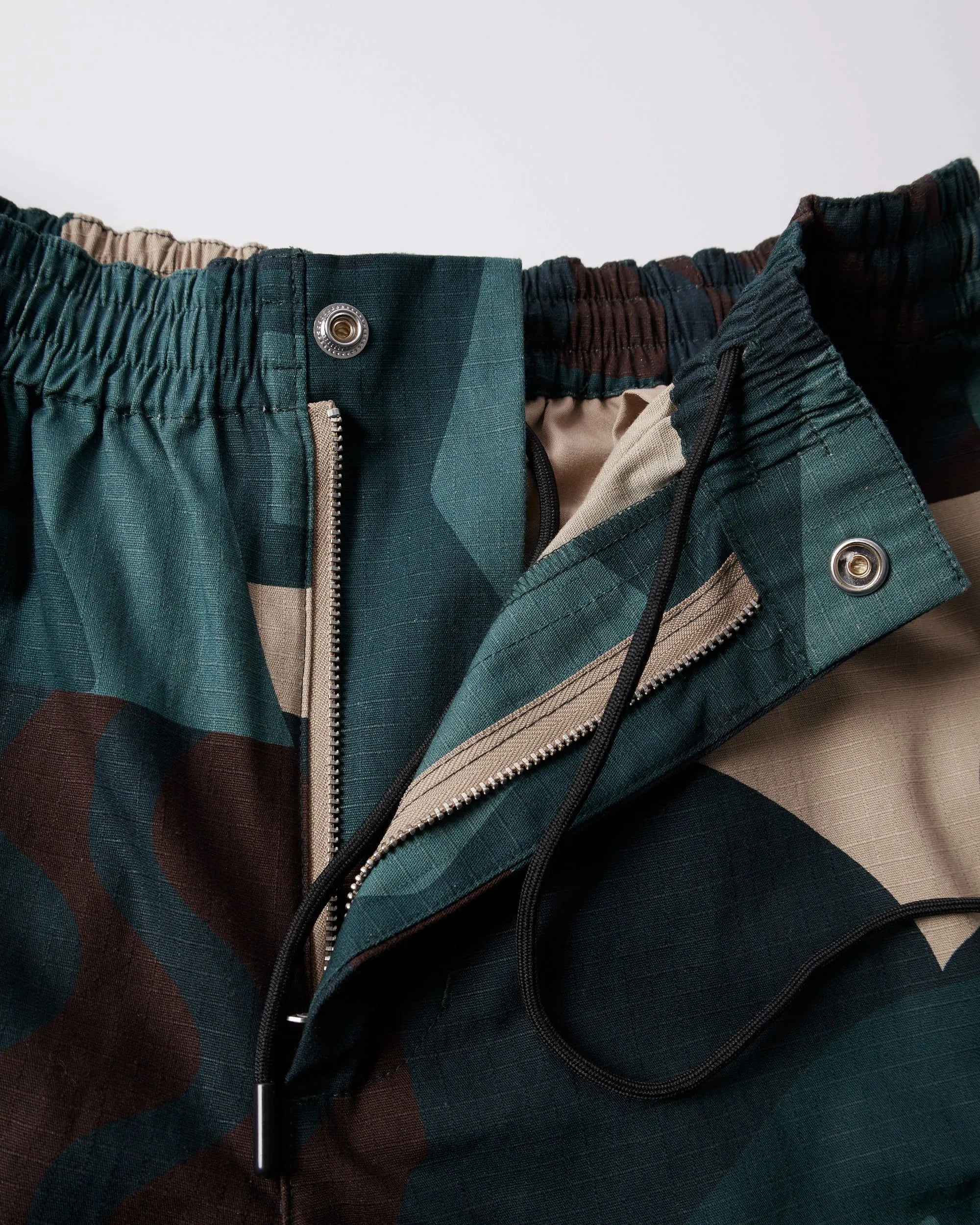 distorted camo shorts (green)