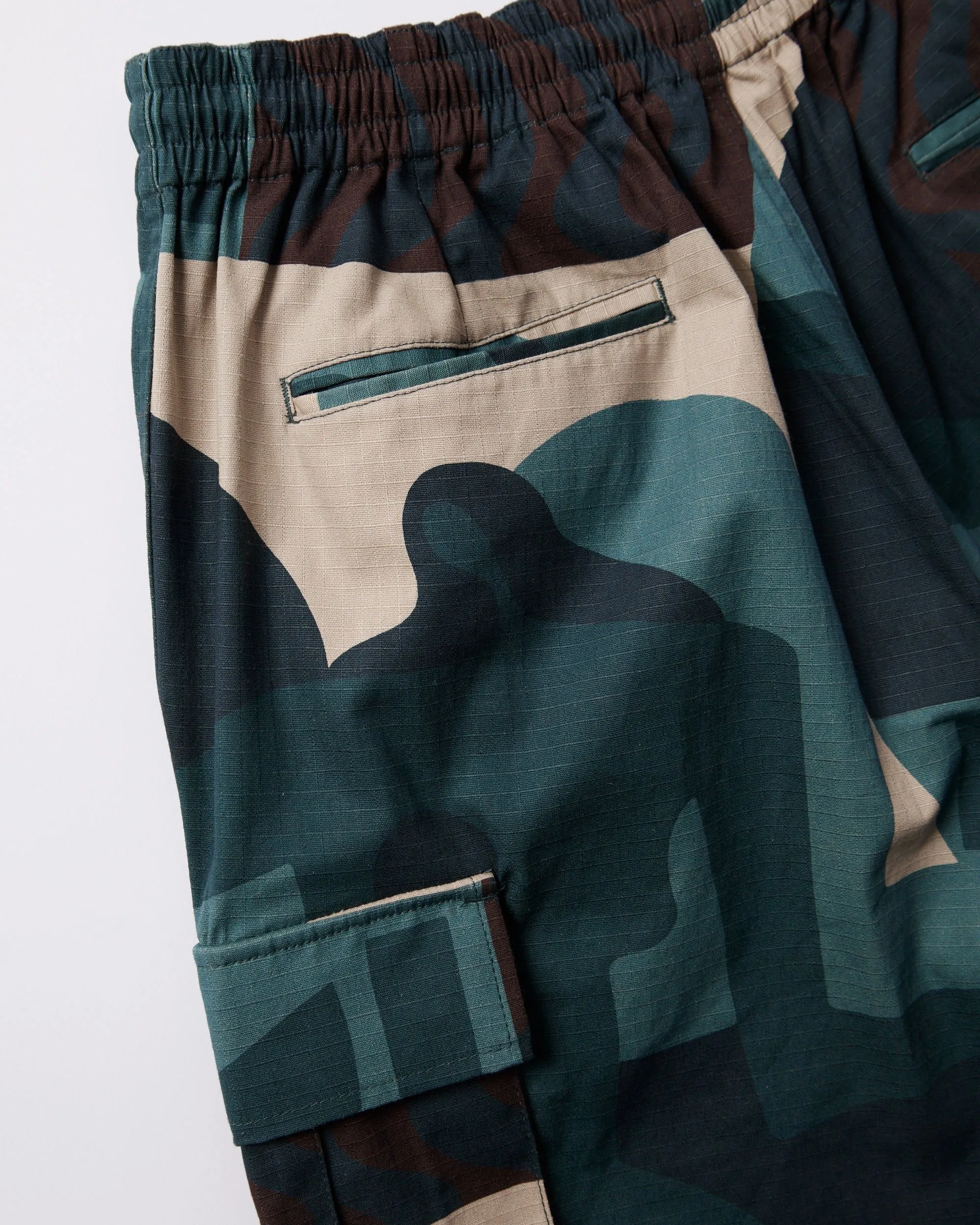 distorted camo shorts (green)