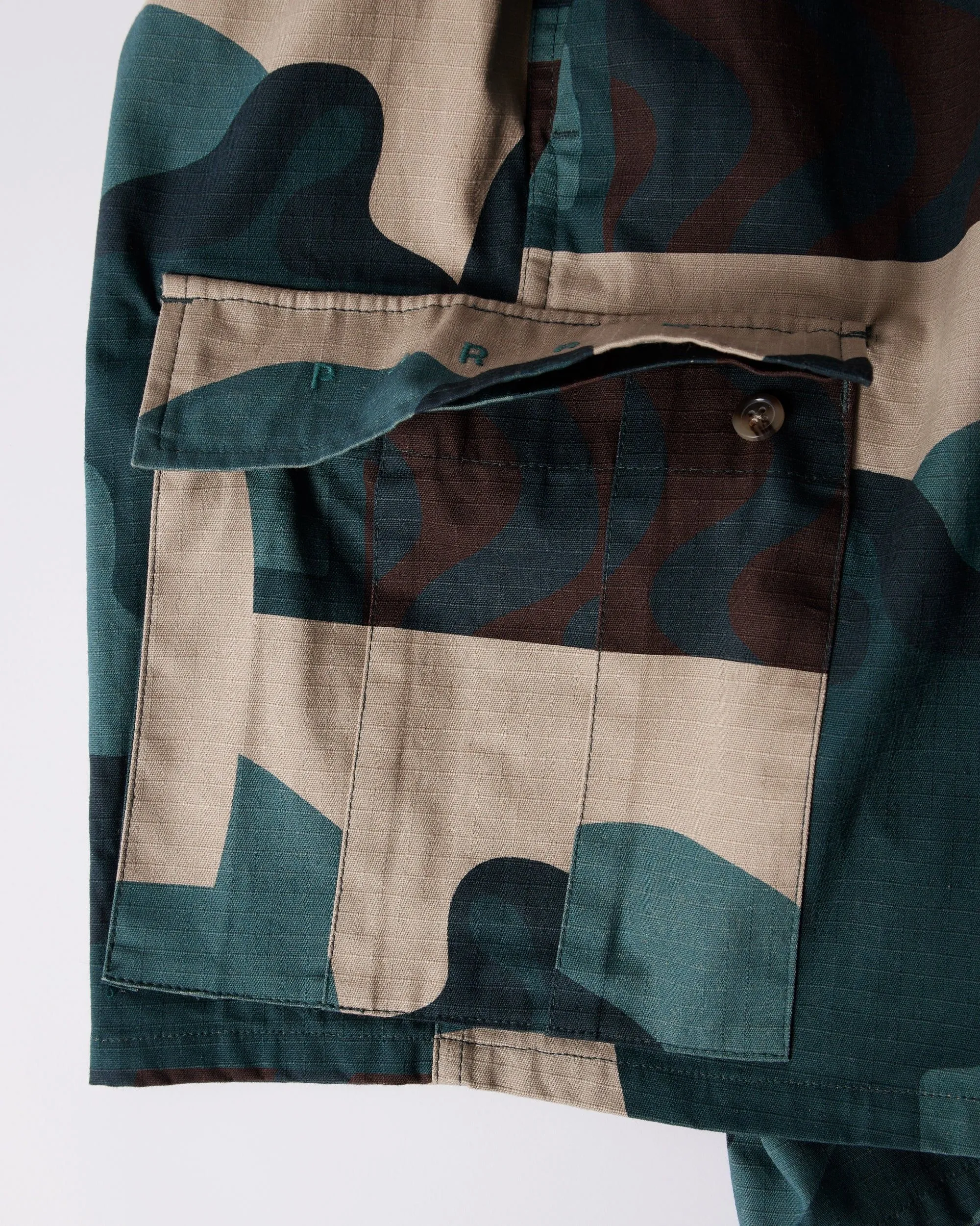 distorted camo shorts (green)