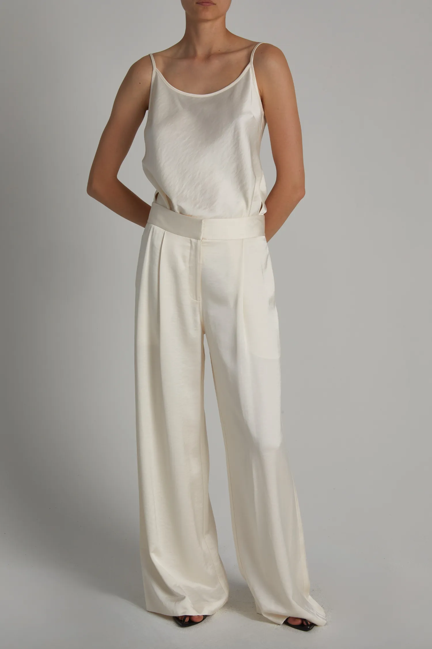 Neve Mid-Waisted Wideleg Trouser