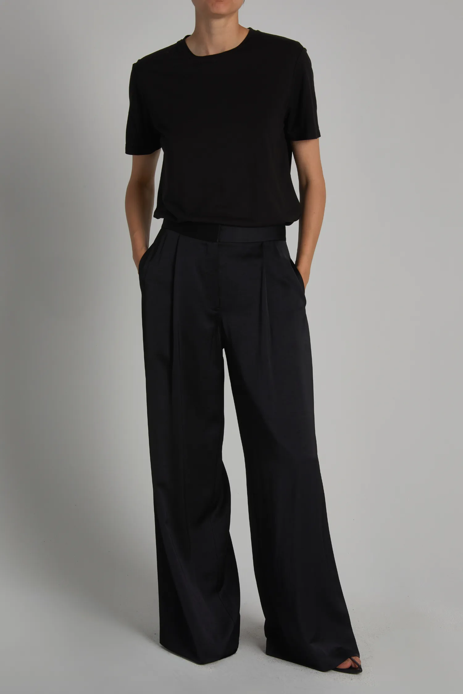 Neve Mid-Waisted Wideleg Trouser