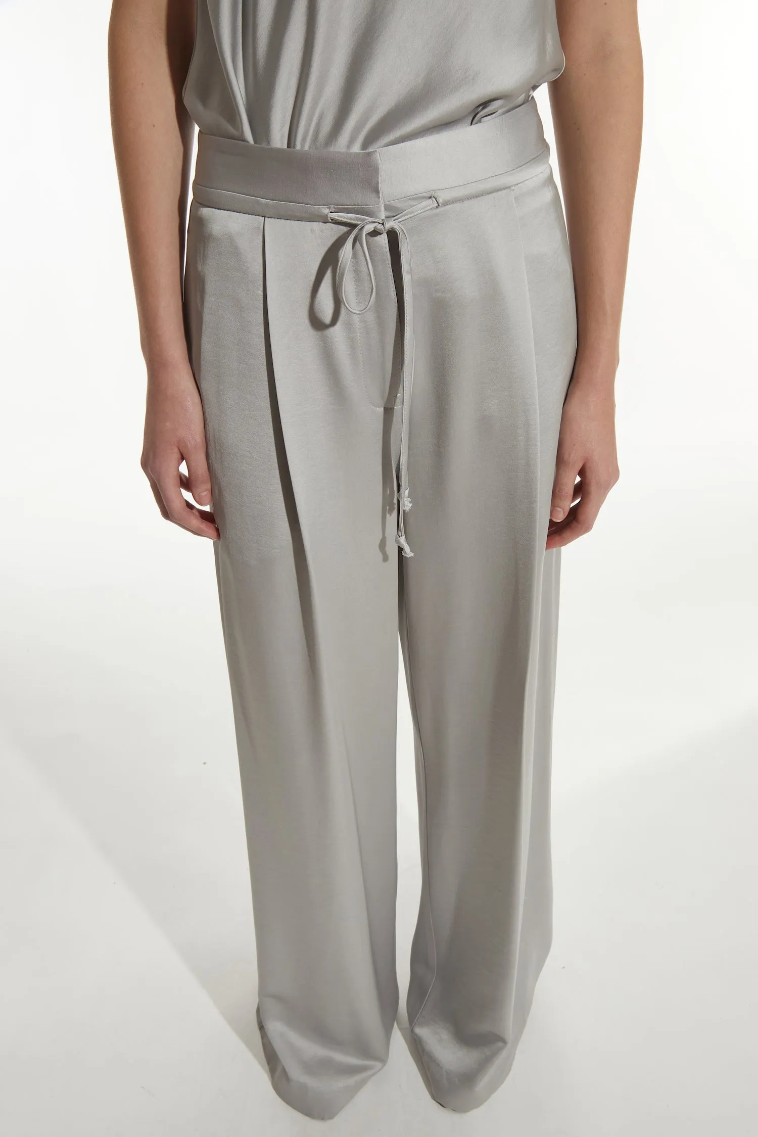 Neve Mid-Waisted Wideleg Trouser