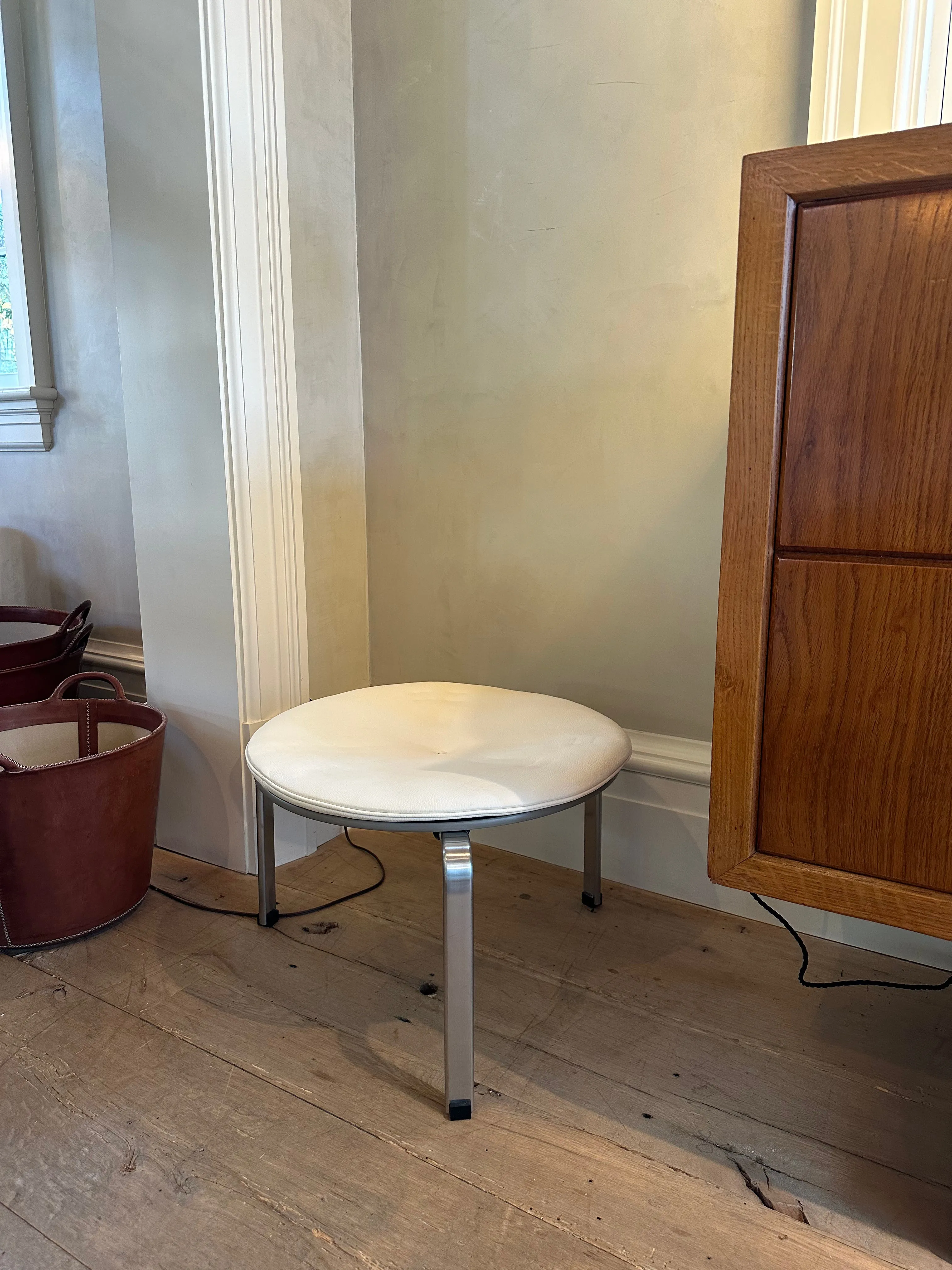 PK33 Stool in Optical White Leather by Poul Kjaerholm for Fritz Hansen